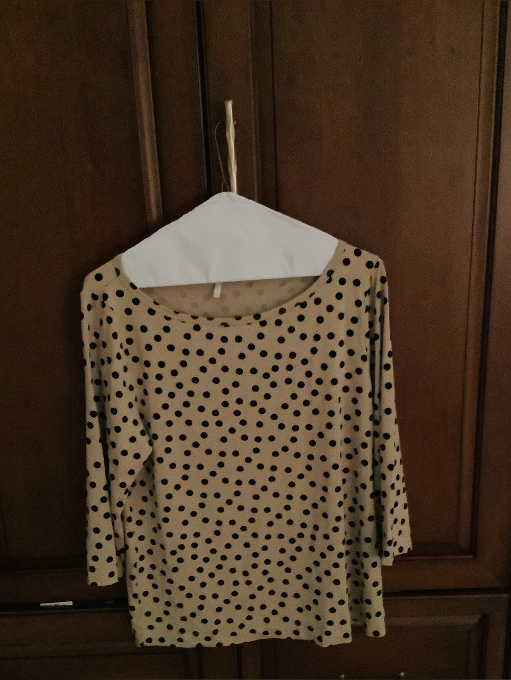 THREE DOTS KHAKI 3/4 SLEEVE BOATNECK TEE EITH BLACK POLKA DOTS SZ XL